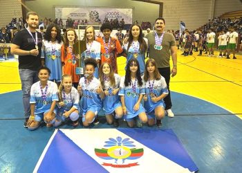 Equipe feminina de futsal do CMEA Artur Pagung disputa etapa final dos Jogos Escolares do Espírito Santo
