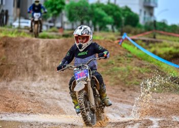 Piloto mirim de Vila Pavão se destaca em competições de motociclismo