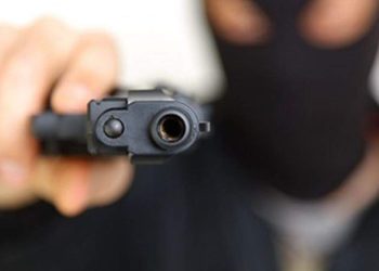 Bandido encapuzado e armado invade casa e rouba R$ 67 mil de casal em Boa Esperança
