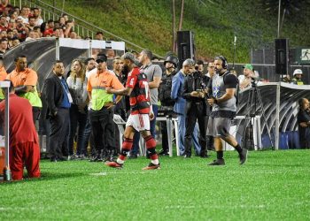 Flamengo é goleado no Kleber Andrade pelo Athletico/PR e torcida protesta