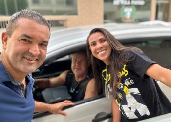De férias em Vila Pavão, Carol Tavares, jogadora do Corinthians, se encontra com prefeito Bolinha