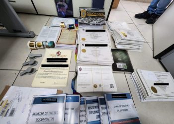 Polícia fecha empresa que oferecia diplomas falsos por até R$ 50 mil