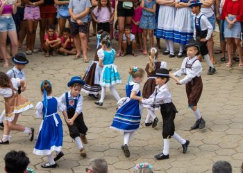 Grupo infantil de danças folclóricas Lustige Kiner: Um ano de alegria e cultura