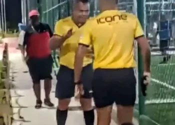 Árbitro dá cartão, leva soco de jogador e saca arma: veja o VÍDEO