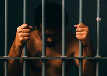 Suspeito de tráfico de drogas é preso com arma na cintura no Centro de Vila Pavão