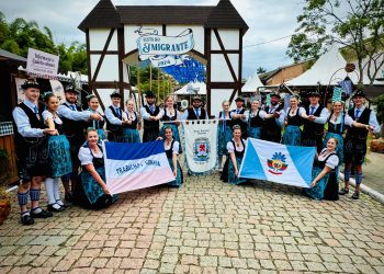Grupo Folclórico Pomerano Fauhån representa o ES na Festa do Imigrante em Timbó-SC