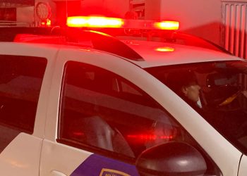 Mãe é morta a tiros e facadas ao tentar defender filha de ataque de homens encapuzados