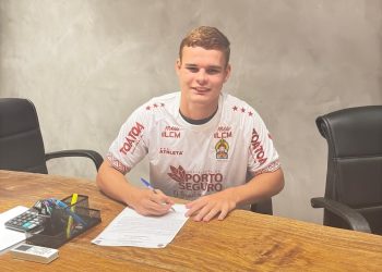 Rhuan assina seu primeiro contrato profissional com o Porto da Bahia