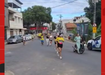 Motociclista dá ‘rasteira’ e atropela mulher durante corrida de rua no ES