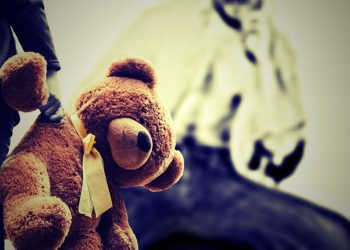 Pai é preso suspeito de abusar das filhas de 12 e 13 anos