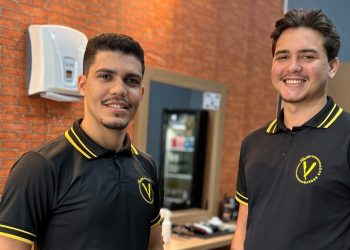 Vieira Barber Shop celebra 1º aniversário com café da manhã para a comunidade em Vila Pavão