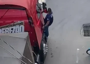 VÍDEO | Homem se pendura em carreta em movimento durante perseguição à ex-mulher em Barra de São Francisco