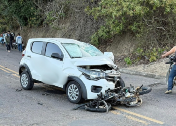 Vídeo | Grave acidente entre carro e moto deixa adolescente ferido na ES 220, em Vila Pavão
