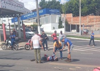 Vídeo | Acidente entre carro e moto em Nova Venécia causa ferimentos gravissímos em homem