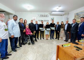 Câmara de Vila Pavão homenageia criadores dos Símbolos Municipais em sessão solene