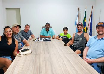 Prefeito João Trancoso recebe jovem piloto pavoense destaque no motocross nacional