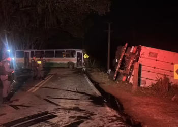 Acidente entre ônibus com trabalhadores e caminhão deixa um morto e 15 feridos no ES