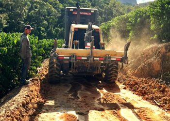 Vila Pavão intensifica recuperação de carreadores para garantir escoamento da safra cafeeira