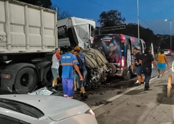 Acidente com oito veículos causa duas mortes e interdita Rodovia do Contorno
