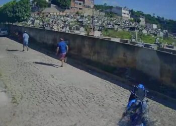 Homem de 55 anos de Barra de São Francisco é baleado ao chegar em casa; ataque é flagrado por câmera