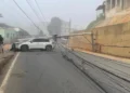 Vídeo; carro derruba postes no centro de Sao Domingos do Norte e provoca falta de energia e interdição de rodovia