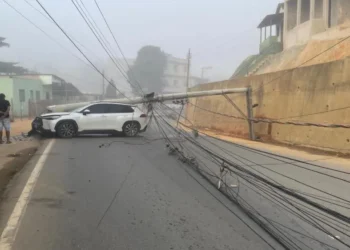 Vídeo; carro derruba postes no centro de Sao Domingos do Norte e provoca falta de energia e interdição de rodovia