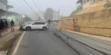 Vídeo; carro derruba postes no centro de Sao Domingos do Norte e provoca falta de energia e interdição de rodovia