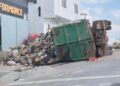 Vídeo | Carreta que transportava resíduos tomba no centro de Nova Venécia