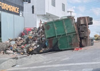 Vídeo | Carreta que transportava resíduos tomba no centro de Nova Venécia