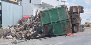Vídeo | Carreta que transportava resíduos tomba no centro de Nova Venécia
