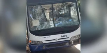 Ônibus escolar bate em carreta e deixa 12 crianças feridas em Pancas