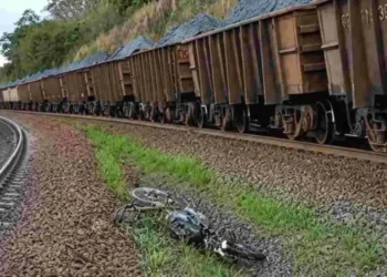 Motociclista morre atropelado por trem ao tentar retirar moto da linha férrea em Colatina