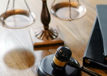 Justiça condena três ex-servidores da Câmara de Colatina por esquema de “rachadinha” e servidores fantasmas