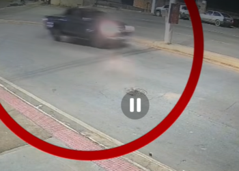 Motorista atinge motoneta, lança mulher contra poste e foge sem prestar socorro em Nova Venécia