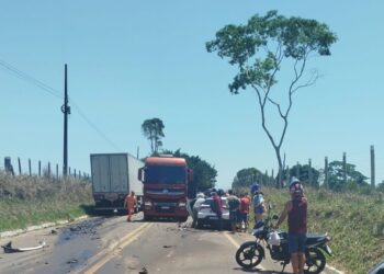 Colisão entre carro e carreta deixa motorista gravemente ferido na ES 220, Chapadinha, entre Vila Pavão e Nova Venécia