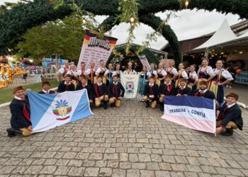 Grupo Folclórico Pomerano Fauhån leva a cultura de Vila Pavão à Festa do Imigrante, em Santa Catarina